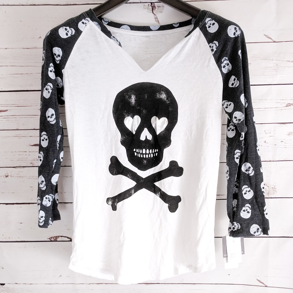 NWT 3/4 Sleeve Skull and Cross Bones Black White